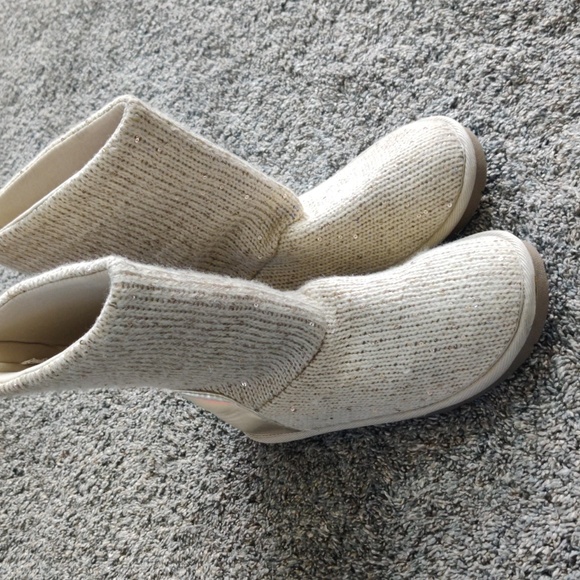 Adorable gold sequin knit boots - Picture 5 of 8